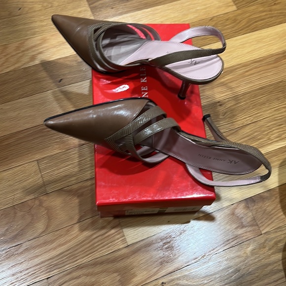 Anne Klein KKBristol wheat kidskin pumps - Picture 3 of 3